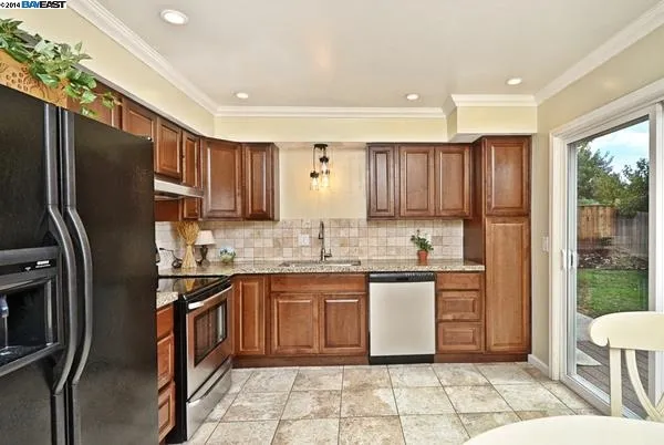San Ramon kitchen remodel with stainless appliances and a tile backsplash